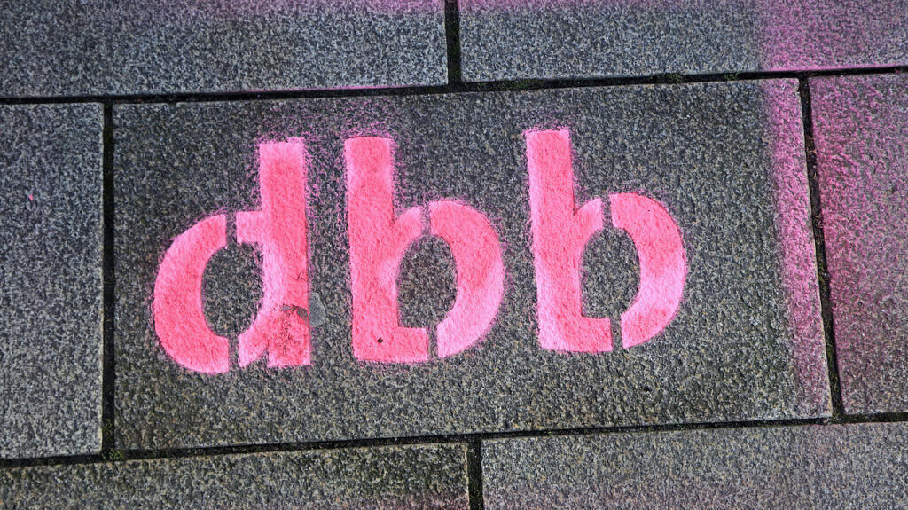 Graffiti "d.b.b" auf Gehweg, Symbol für Solidarität nach München-Attentat.