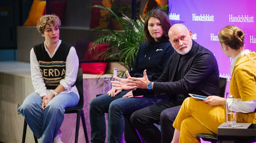 Diskussion über KI-Regeln im Staat bei einer Panel-Diskussion.