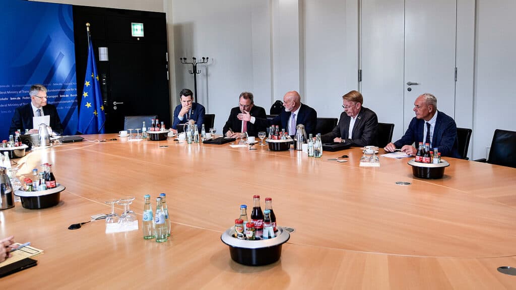 Geschäftsleute diskutieren Strategien zur Bewältigung des Sanierungsstaus.