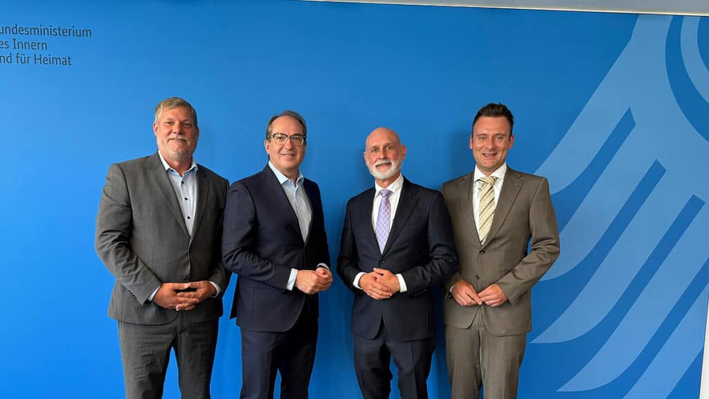 Politiker im Gespräch bei Dobrindt über Besoldungserhöhung in Geyer.