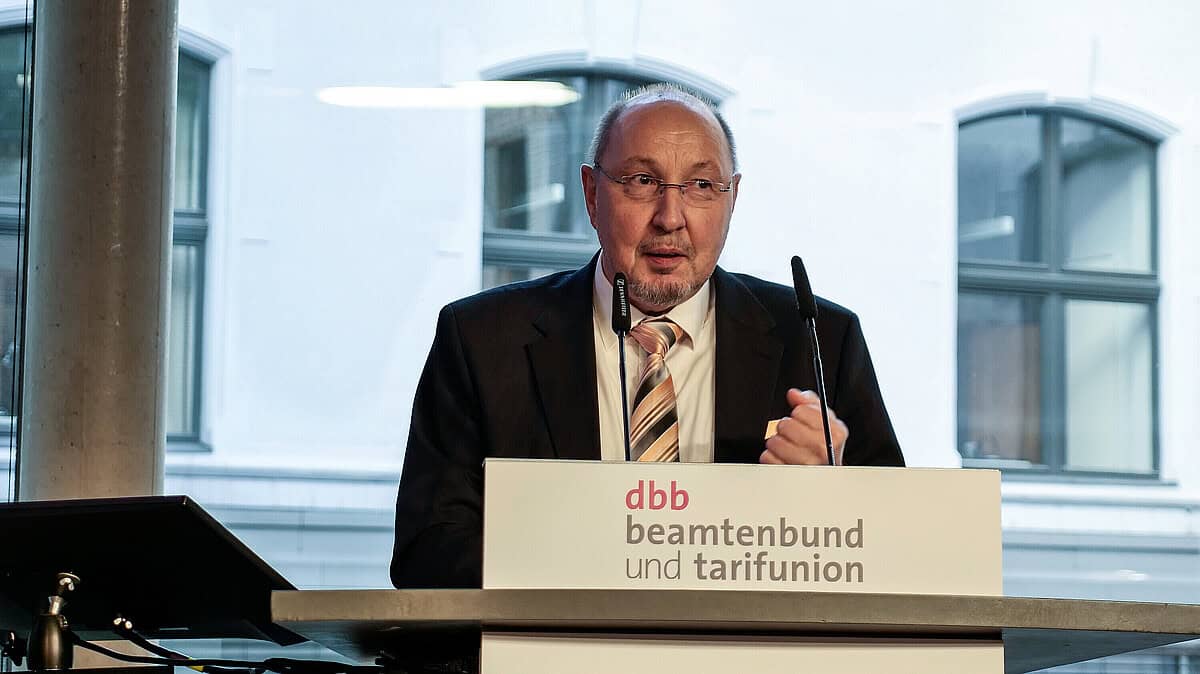 Heini Schmitt spricht bei der Einführung als neuer Fachvorstand für Beamtenpolitik.