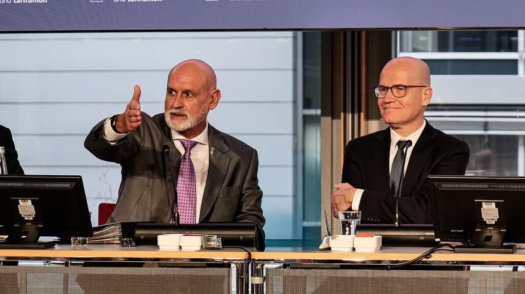 Ralph Brinkhaus bedankt sich bei Kollegen während einer Veranstaltung.