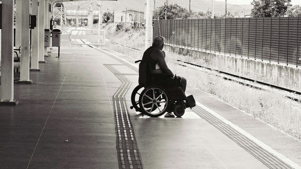 Barrierefreier Zugang für Menschen mit Behinderung an einem Bahnsteig.