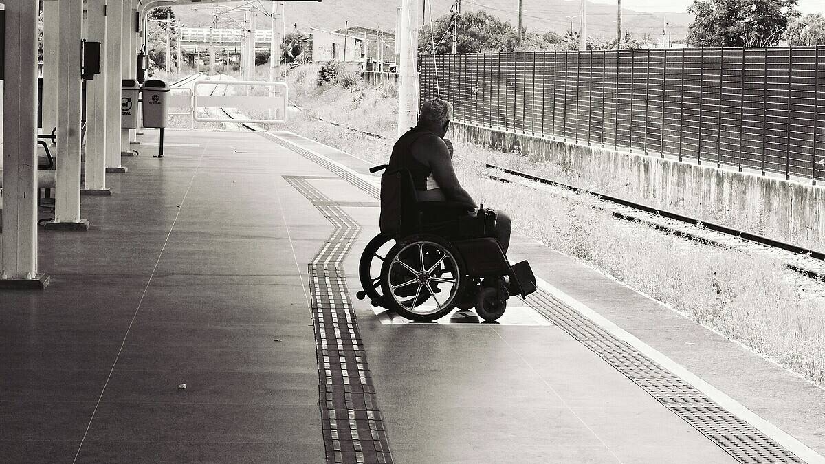 Barrierefreier Zugang für Menschen mit Behinderung an einem Bahnsteig.