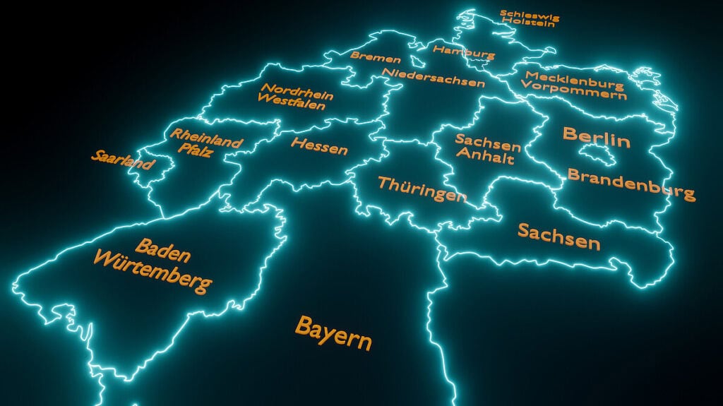 Karte Deutschlands mit Bundesländern, Fokus auf öffentliche Dienste und Modernisierung.