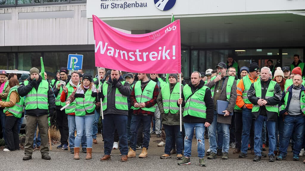 Mitarbeiter des öffentlichen Dienstes protestieren mit Warnstreik.