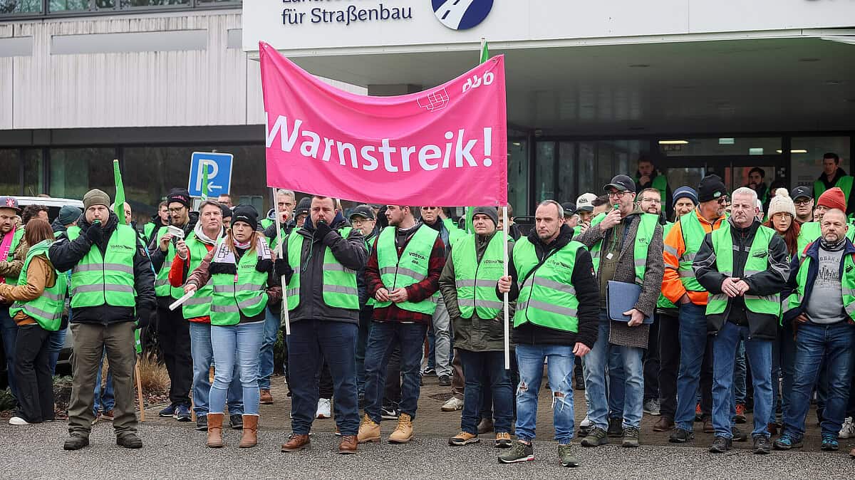 Mitarbeiter des öffentlichen Dienstes protestieren mit Warnstreik.