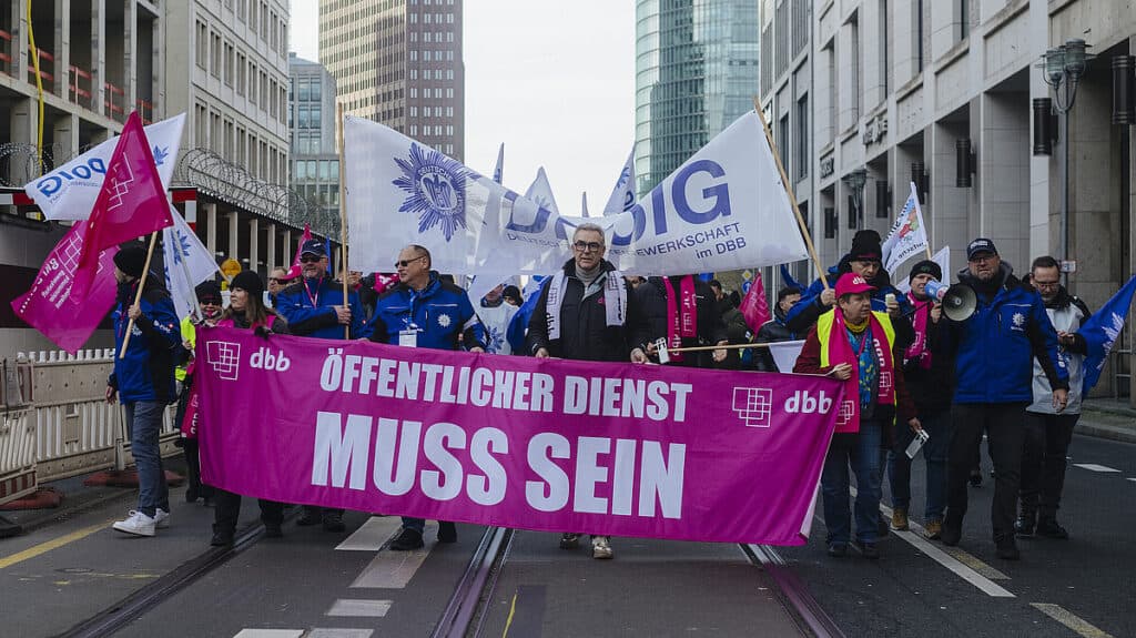 Demonstration im öffentlichen Dienst mit Banner "MUSS SEIN" in Berlin.