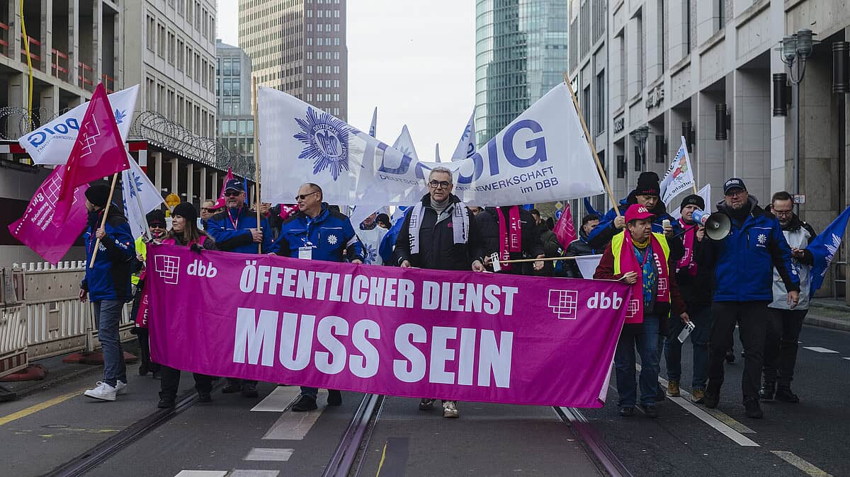 Demonstration im öffentlichen Dienst mit Banner "MUSS SEIN" in Berlin.