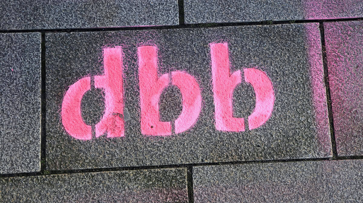 Graffiti "dbb" auf einer Wand in Pinkfarbe.