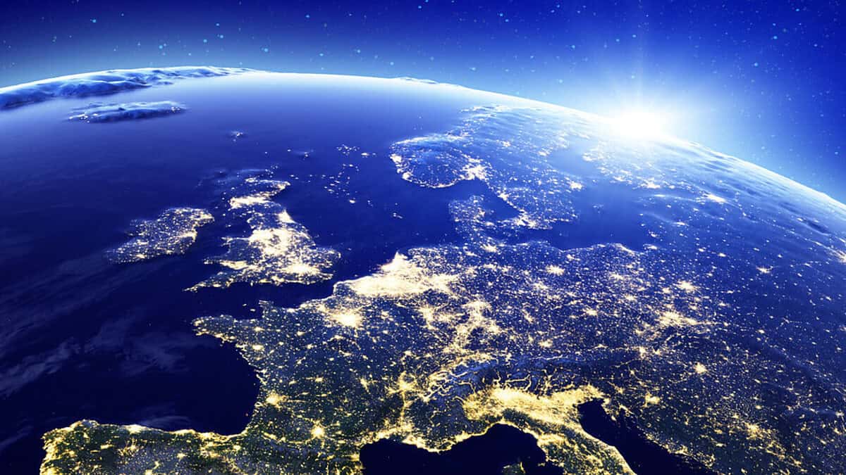 Blick auf die erleuchtete Erde bei Nacht, symbolisiert globale Verteidigungsfähigkeit.