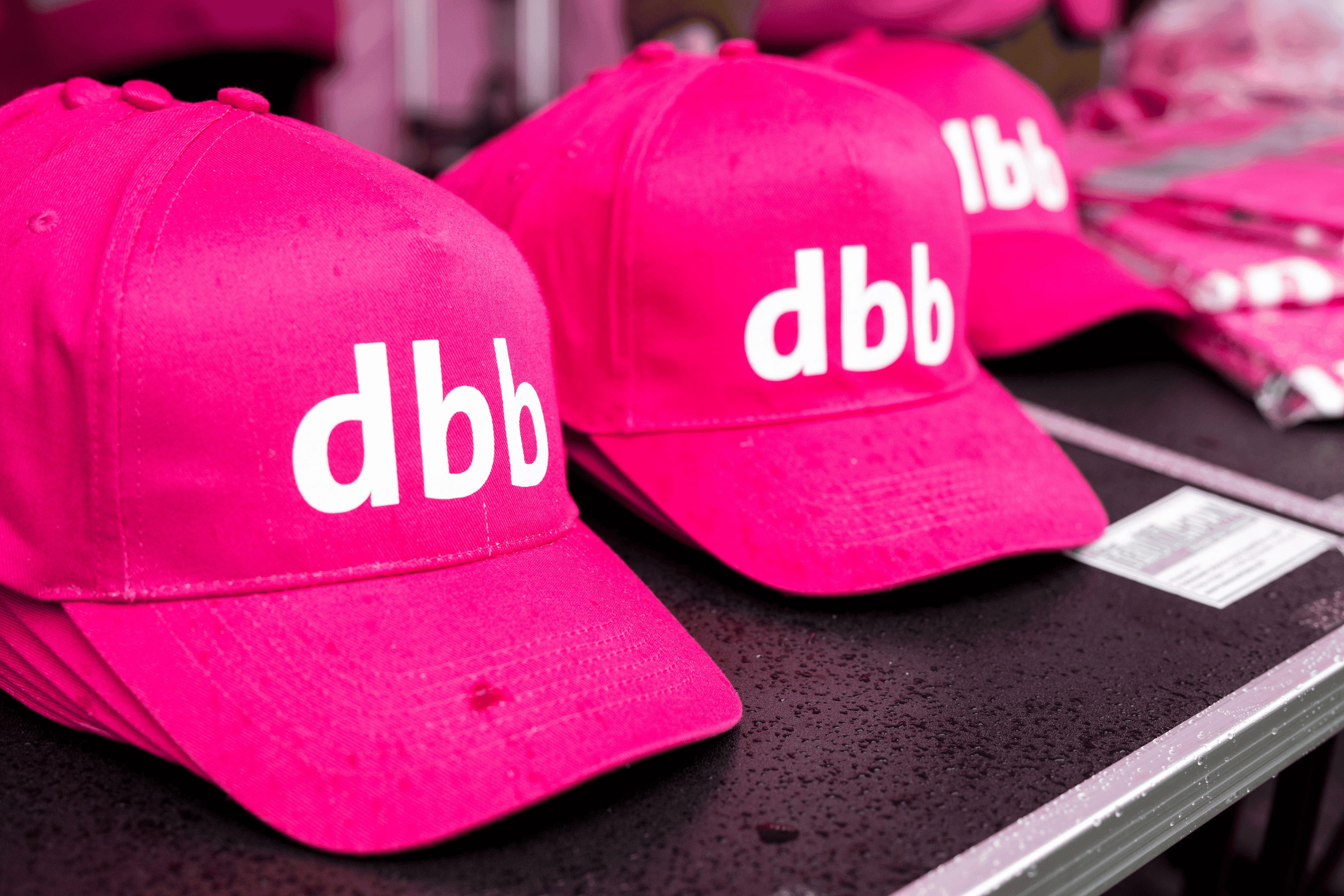 Mehrere pinke dbb-Caps bei der Doppel-Demo in Sachsen, symbolisch für Gewerkschaftsarbeit.