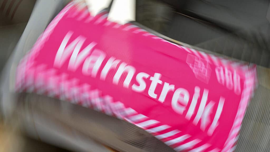 Warnstreik-Schild für faire Bezahlung bei Einkommensrunde der Länder.