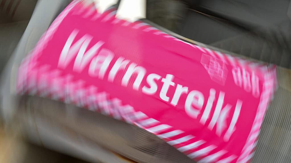 Warnstreik-Schild in Pink, zeigt Arbeitskampf im öffentlichen Dienst.