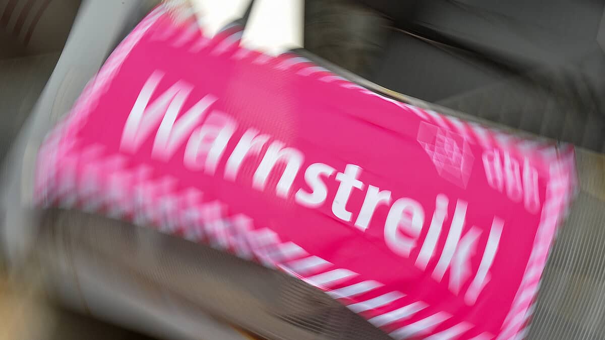 Wahlplakat in Pink für den öffentlichen Dienst, Fokus auf Attraktivitätssteigerung.