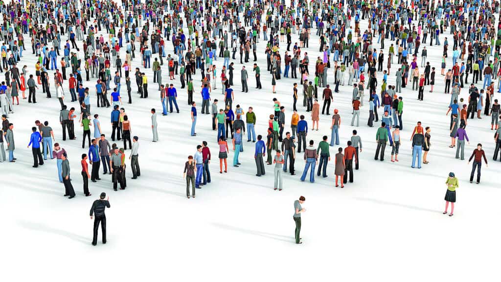 Große Menschenmenge auf einer offenen Fläche, symbolisiert Personalabbau und neue Aufgaben.