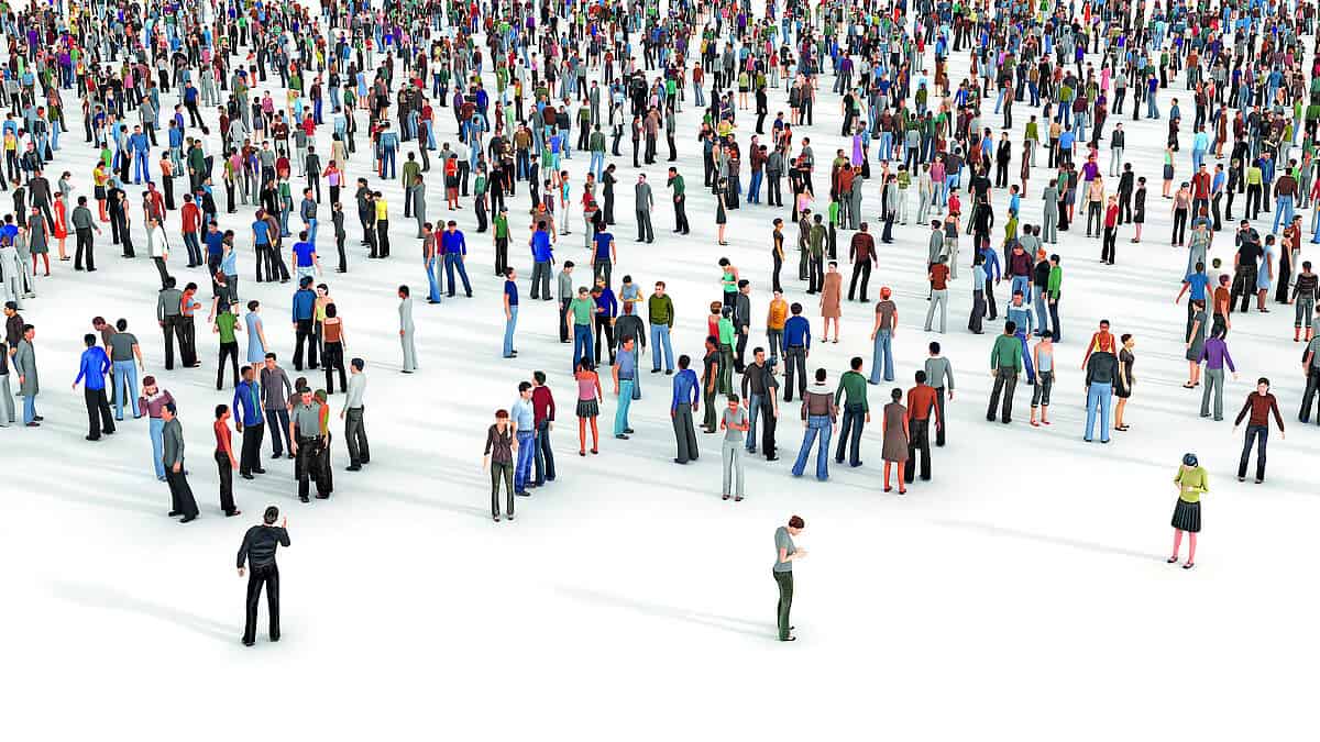 Große Menschenmenge auf einer offenen Fläche, symbolisiert Personalabbau und neue Aufgaben.