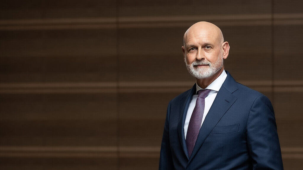 Mann in Anzug während einer Warnstreik-Demonstration.