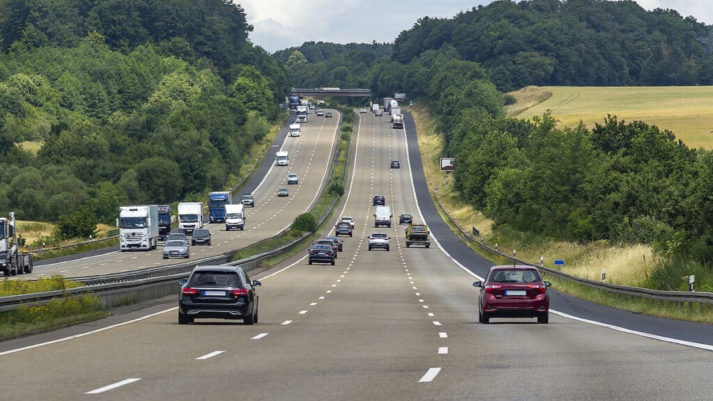 Autobahn mit Fahrzeugen während eines Warnstreiks in Berlin.