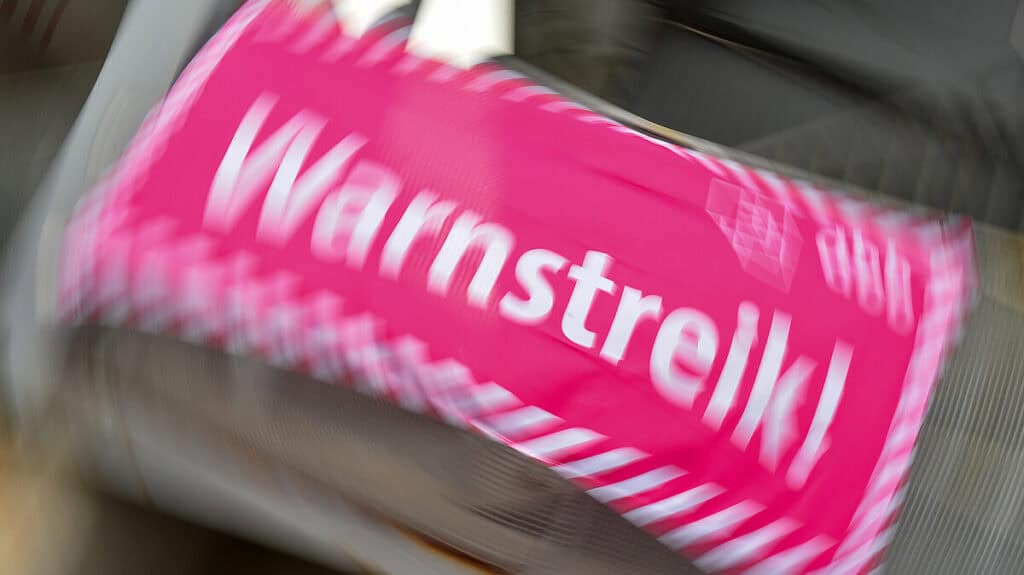 Warnstreik-Schild im öffentlichen Dienst, Streikaktion, Arbeitskampf.