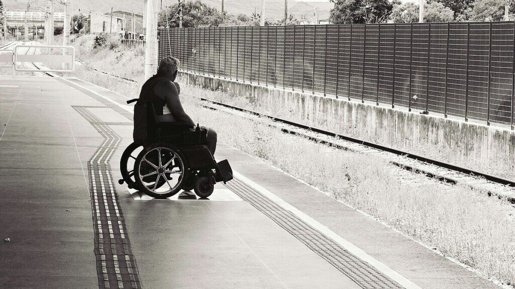 Rollstuhlfahrer auf barrierefreier Bahnsteigkante.