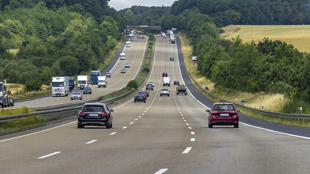 Autobahn mit mehreren Fahrzeugen im Verkehr, symbolisiert Tarifverhandlungen bei der Autobahn GmbH.