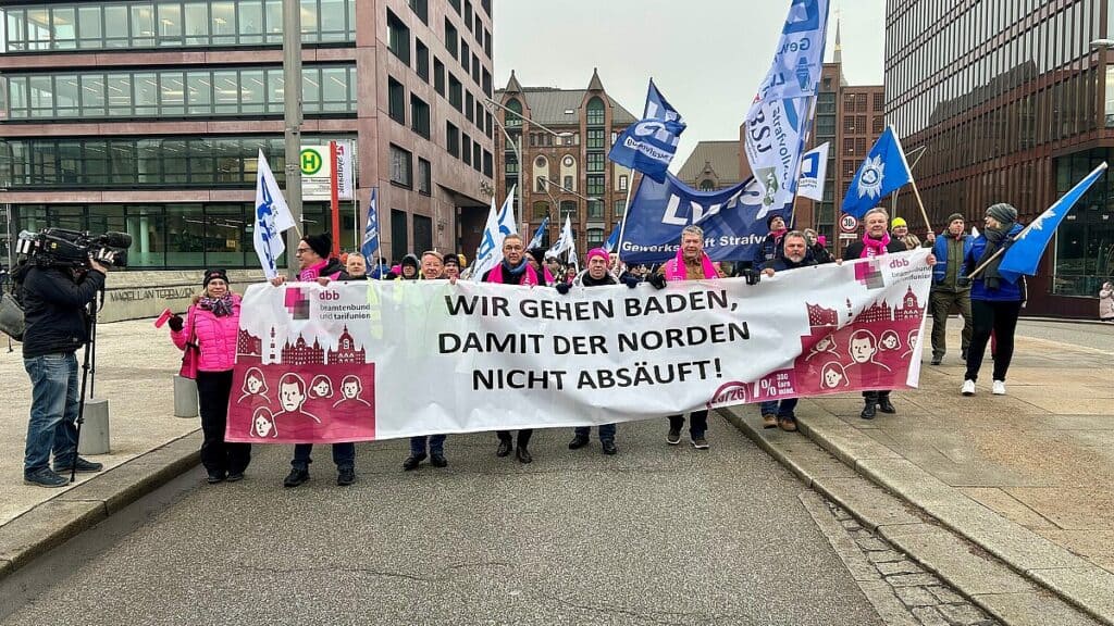 Demonstration für bessere Arbeitsbedingungen in Baden, Protestmarsch in urbaner Umgebung.