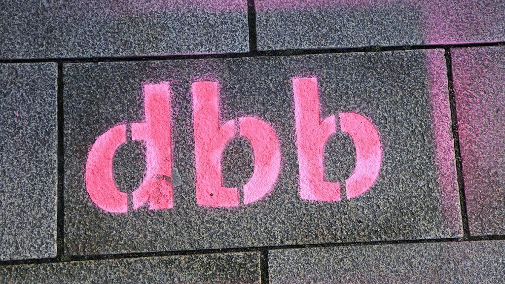 Graffiti auf Gehweg mit pinker Aufschrift "dahb".