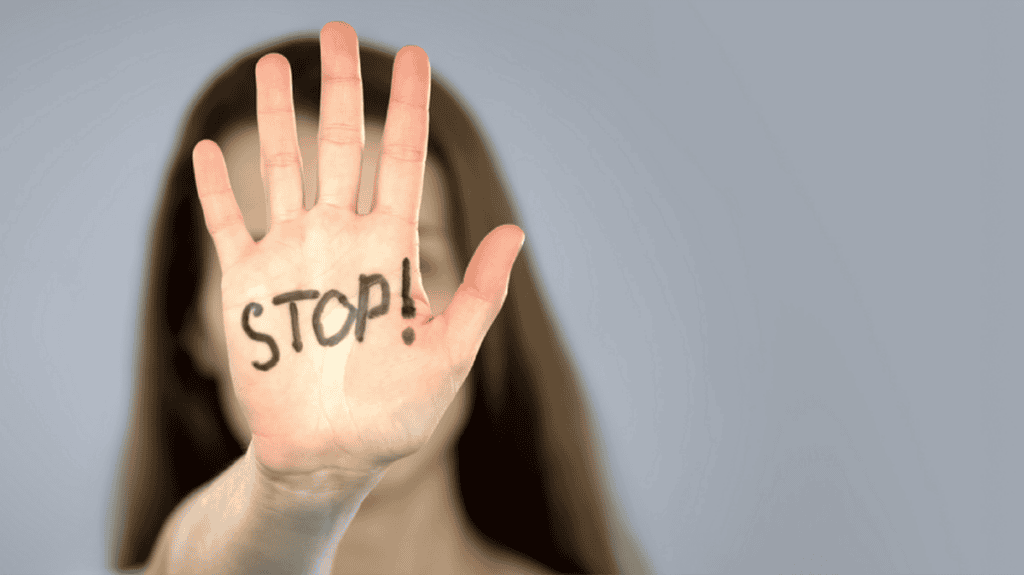 Hände mit "STOP!"-Zeichen symbolisieren das Fehlen von Vertrauen und offene Kommunikation.