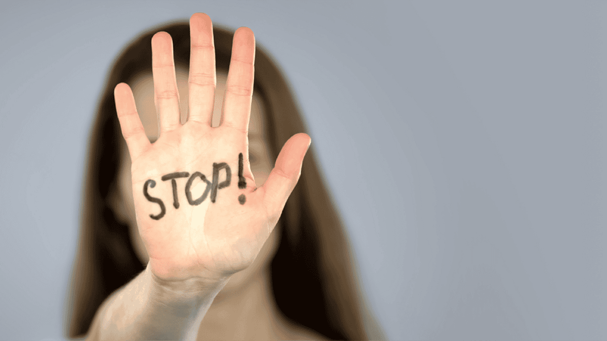 Hände mit "STOP!"-Zeichen symbolisieren das Fehlen von Vertrauen und offene Kommunikation.